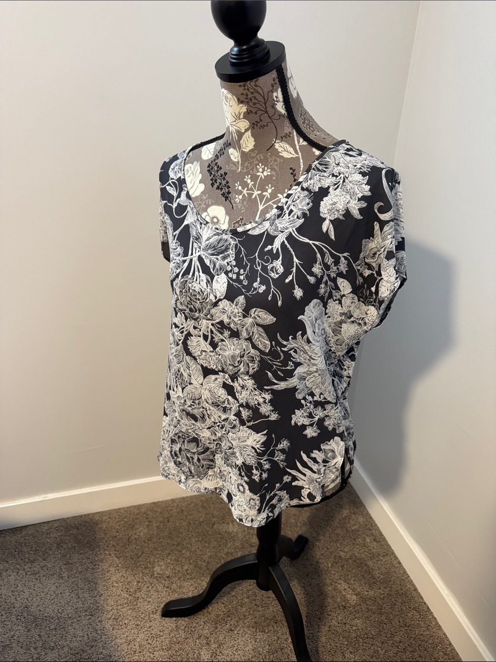 Black & White Floral Scoop Neck Women's Top with High-low Hem